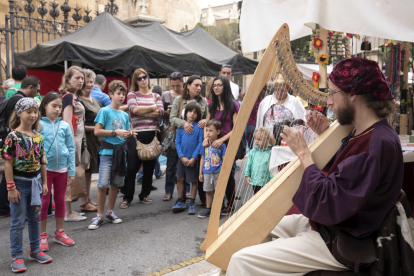 Centenares de personas ya disfrutaron, durante la jornada de ayer, del Mercado Medieval de Tarragona.