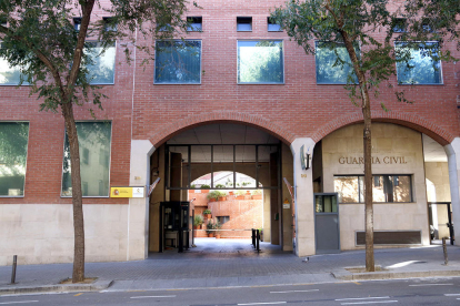 Façana del quarter de la Guàrdia Civil a la Travessera de Gràcia de Barcelona