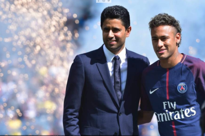 Neymar, en su presentación con el presidente del PSG, Nasser Al-Khelaifi.