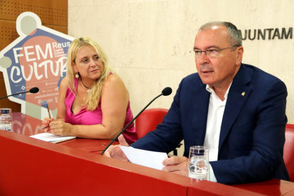 L'alcalde de Reus, Carles Pellicer, i la regidora de Cultura, Montserrat Caelles, en roda de premsa a l'equador de la Capitalitat de la Cultura Catalana 2017. Imatge del 26 de juliol del 2017
