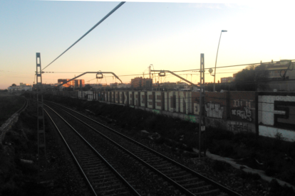 Les vies ferroviàries al seu pas per Reus vistes des del pont de davant el Campus Bellisens de la URV.