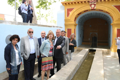 La consellera de Governació, Meritxell Borràs, con el alcalde de Reus, Carles Pellicer, en la Boca de la Mina este lunes.