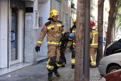 Tres dotaciones de los bomberos se han desplazado hasta el lugar de los hechos para apagar las llamas.