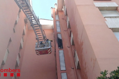 Els Bombers treballant al pis afectat, al número 6 del carrer Riu Llobregat.