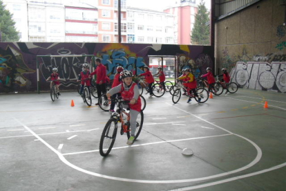 Escolares de un centro gallego durante la pasada edición de la actividad, que tiene lugar por todo el Estado.