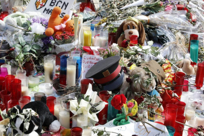 Les ofrenes dipositades a la Rambla de Barcelona en homenatge a les víctimes i ferits dels atemptats.