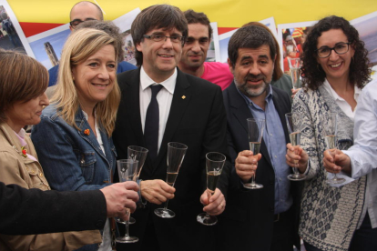 Imatge d'arxiu del president de la Generalitat, Carles Puigdemont, fent un brindis amb Carme Forcadell, Marta Rovira i Jordi Sánchez.