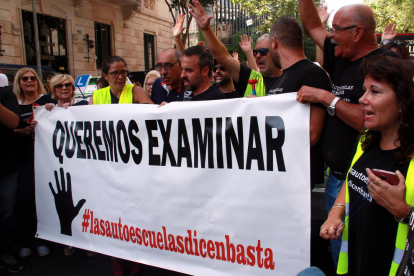 Imagen de archivo de una de las reivindicaciones de las autoescuelas en Barcelona.