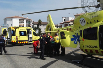 Tres dotacions terrestres del SEM i l'helicòpter medicalitzat al lloc dels fets.