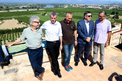 D'esquerra a dreta: Josep Sánchez Cervelló, Dani Andreu, Damià Grau, Josep Anton Ferré i Adam Tomàs, al terrat de la Torre de Campredó. Imatge del 27 de juliol de 2017