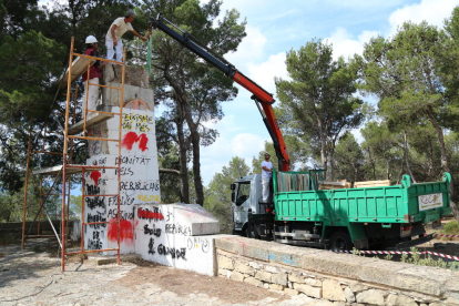 Plano abierto de los trabajos de derribo del monolito franquista del Coll del Moro. Imagen del 30 de mayo de 2017