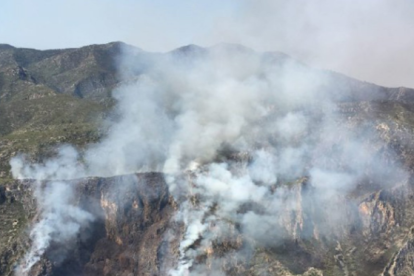 Imatge aèria de l'incendi, que ha començat al fons d'un barranc i es dirigeix cap a la part superior de la serra.