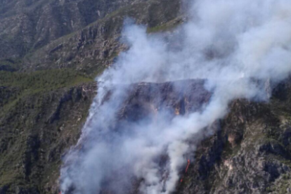 Imagen aérea del incendio, que ha empezado en el fondo de un barranco y ha llegado a lo alto de la sierra.