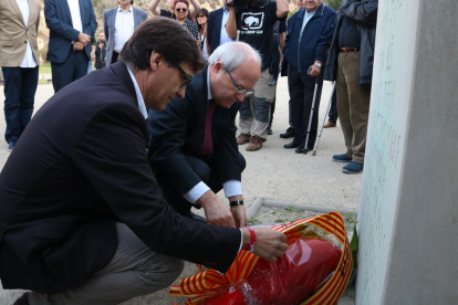 El secretari d'Organització del PSC, Salvador Illa, i l'expresident José Montilla en l'ofrena al Monument als Immolats.