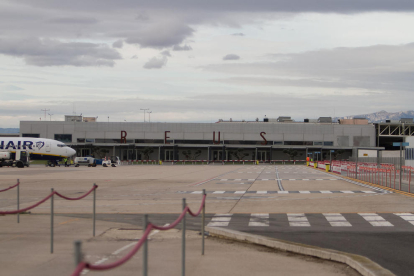 Una imatge d'arxiu d'un avió de Ryanair a la pista de l'Aeroport de Reus.