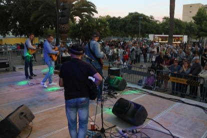 Pla obert dels Arrels de Gràcia, davant de tot el públic, tocant al primer festival de Rumba Catalana de Reus. Imatge del 16/09/2017