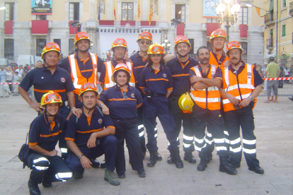 Imatge d'arxiu de diversos voluntaris del cos a la plaça de la Font.