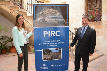 La concejala de Turisme de l'Ajuntament de Tarragona, Inma Rodríguez, y el presidente del Puerto de Tarragona, Josep Andreu, delante de un cartel promocional del Programa integral para la recepción de cruceros, el 30 de mayo del 2017.