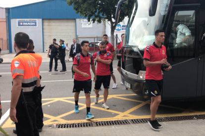 Arribada bus i jugadors Nàstic camp del Reus