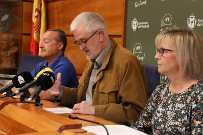 L'alcalde del Vendrell, Martí Carnicer, al costat dels socis de govern, Eva Serramià i Josep Marrasè, en roda de premsa aquest dimarts.