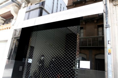 La botiga de Rosa Lucas al carrer Llovera de Reus, ahir, amb la persiana baixada.