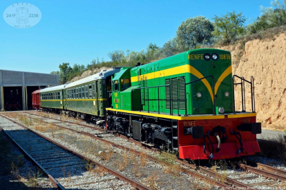 Imatge del tren Lo Caspolino que ha estat restaurat per a fer el recorregut turístic entre la Costa Daurada i l'Ebre.