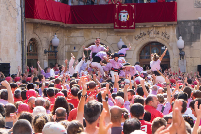 Membres de la Colla Jove Xiquets de Tarragona celebrant haver carregat el 4de9 sense folre al Vendrell