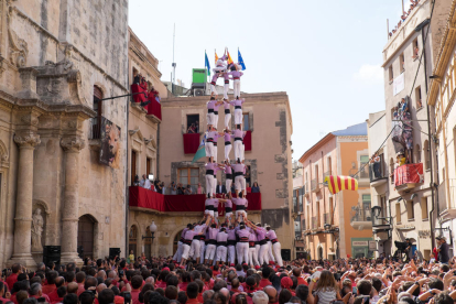 5de9 amb folre de la Colla Jove Xiquets de Tarragona a la diada de Santa Teresa del Vendrell