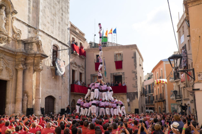Pilar de 8 amb folre i manilles de la Colla Jove Xiquets de Tarragona a la diada de Santa Teresa del Vendrell