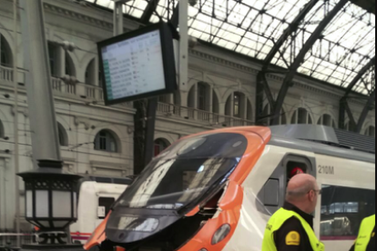 Imatge del tren accidentat el matí d'aquest 28 de juliol a l'estació de França.