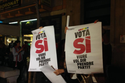 Partidaris del referèndum sostenen cartells durant l'enganxada a Tarragona.
