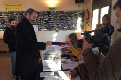 El cap de llista de Junts per Catalunya per Tarragona, Eusebi Campdepadrós, exercint el seu dret a vot.