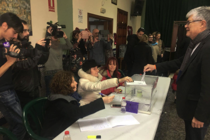 El cap de llista de Ciutadans per Tarragona, Matías Alonso, exercint el seu dret a vot.