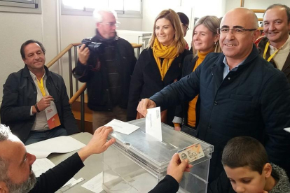 El cap de llista d'ERC per Tarragona, Òscar Peris, exercint el seu dret a vot.