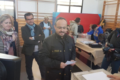 El cap de llista del PP per Tarragona, Alejandro Fernández, exercint el seu dret a vot.