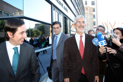 Recaredo del Potro, president d'ESCAL UGS, somrient a la dreta de la foto, amb els seus advocats, a la sortida dels jutjats de Vinaròs.