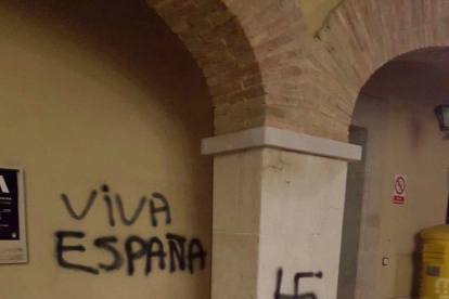 La frase «Viva España» ha aparegut en una de les parets, mentre que l'esvàstica està pintada en una de les columnes.