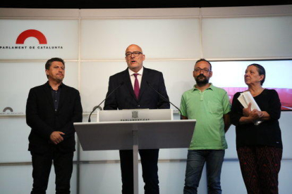 Los diputados de JxSí Lluís Corominas y Jordi Orobitg y los de la CUP Benet Salellas y Gabriela Serra en rueda de prensa el 28 de agosto de 2017