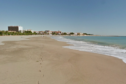El bañista ha muerto después de sufrir un infarto mientras se bañaba en la playa del Arenal.