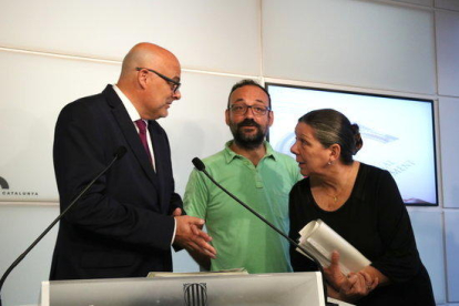 El president del grup parlamentari de JxSí, Lluís Corominas, parla amb els diputats de la CUP Benet Salellas i Gabriela Serra, abans de presentar la llei de transitorietat 28 d'agost de 2017.