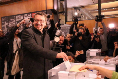 El candidat de Catalunya en Comú-Podem, Xavier Domènech, mirant a les càmeres abans de votar, el 21 de desembre de 2017.