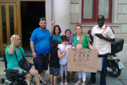 Els membres de la PAH, a l'Ajuntament de Reus per demanar una solució per l'Adela.