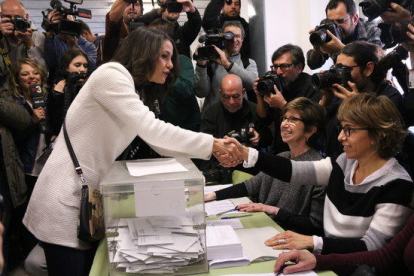 Imatge d'Inés Arrimdas, candidata de Cs, saludant la presidenta de la mesa electoral, el 21 de desembre de 2017.