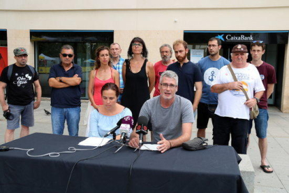 Foto de grup de membres de la CUP i el partit Vila-seca en Comú, amb el diputat Sergi Saladié i la portaveu del grup municipal Elisabet Sánchez, en roda de premsa.