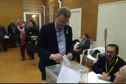 L'alcalde de Tortosa, Ferran Bel, exercint el seu dret a vot.