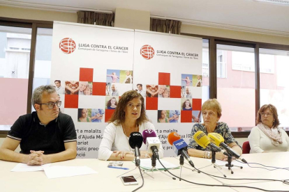 David Ortega, Francina Saladié, Lídia Pascual i Joana Carrasco, durant la roda de premsa de la Lliga contra el Càncer de les comarques de Tarragona i Terres de l'Ebre.