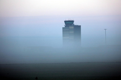 Plan|Plano general de la terminal del aeropuerto de Lérida-Alguaire rodeada por la niebla,
