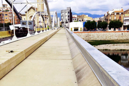 Pla general de la primera passarel·la de vianants rehabilitada del pont de l'Estat de Tortosa. Imatge del 31 de maig de 2017 (horitzontal)