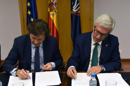 El momento de la firma del convenio con José Ramón Lete, presidente del Consejo Superior de Deportes, y el alcalde de Tarragona, Josep F. Ballesteros.