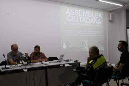 Plano medio del alcalde de Alcanar, Alfons Montserrat, y el cuarto teniente de alcalde, Jordi Bort, durante su intervención a la asamblea informativa sobre las explosiones, este 28 de agosto de 2017